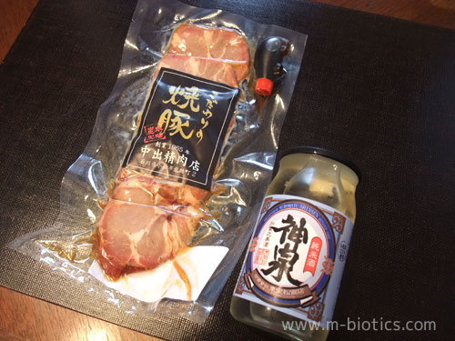 北陸旅行で、小松空港にて父に買ったお土産～炭火焼き豚と純米酒「神泉」