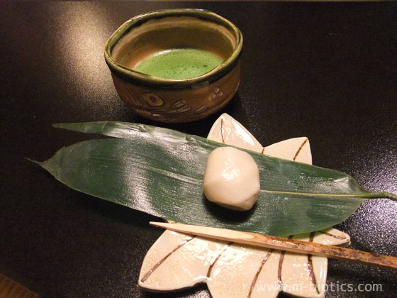 あらや滔々庵　部屋　若菜　ウェルカムドリンク　抹茶　麩饅頭