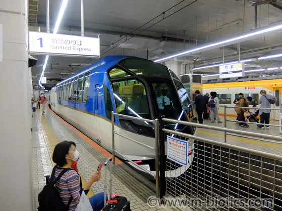 しまかぜ　京都駅発　ホームに来たしまかぜ