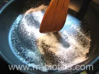 ごま塩　レシピ-塩を炒っているところ-マクロビオティック料理