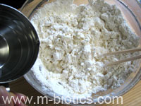 餃子の皮～小麦粉で手作り～　レシピ ぬるま湯を入れながらかき混ぜているところ　マクロビオティック料理