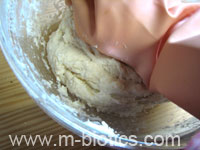 餃子の皮～小麦粉で手作り～　レシピ こねているところ　マクロビオティック料理