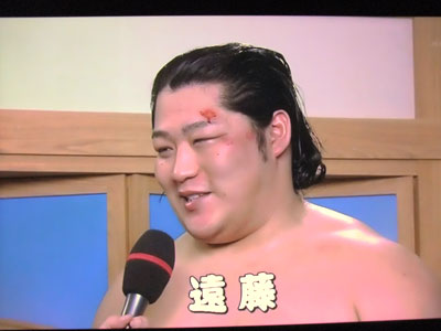 遠藤が大関戦に初勝利 ザンバラ髪では史上初の快挙 14春場所 大相撲春夏秋冬