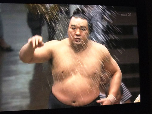 日馬富士　塩まき