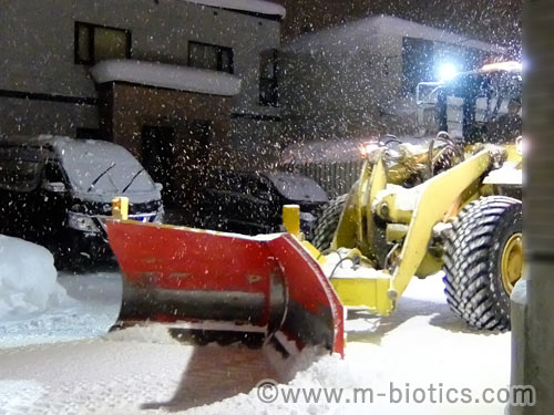 夜の住宅街で除雪車に遭遇 デカくて力強くてカッコイイ 北海道旭川市 健康探究ブログ