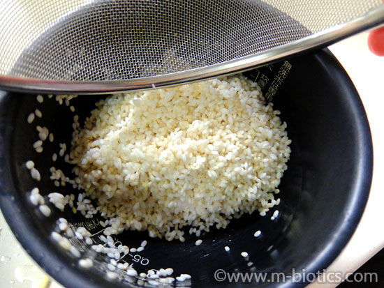 米を炊飯器に移す　鮭めし　レシピ　鮭飯