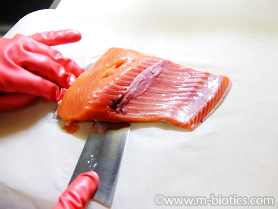 生鮭　皮を剥く　鮭めし　レシピ　鮭飯