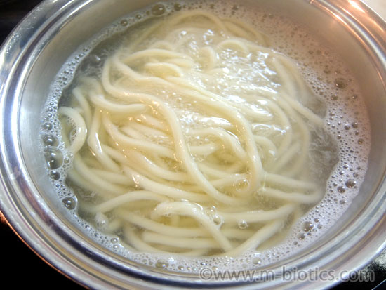 鍋焼きうどん　レシピ　うどんをゆでる