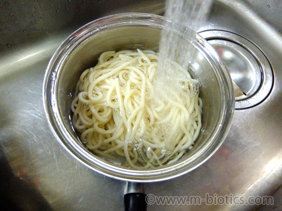 鍋焼きうどん　レシピ　うどんをゆでる