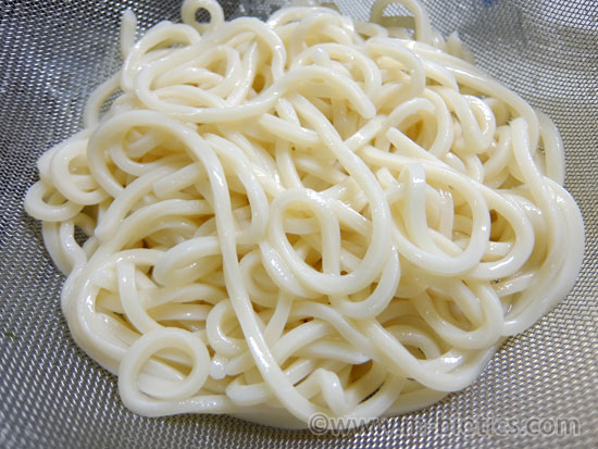 鍋焼きうどん　レシピ　うどんをゆでる