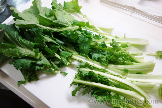 大和真菜　おひたし　レシピ　軸と葉を切り分ける