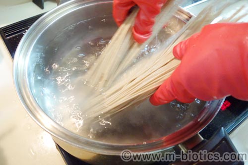 十割蕎麦　乾麺　浸水させた麺をゆでる