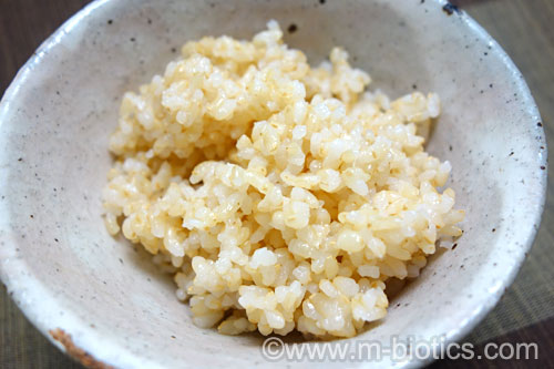 玄米　象印の炊飯器で炊く　炊きあがり 茶碗によそう