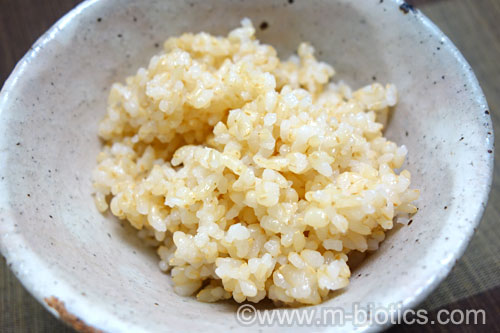 玄米　炊飯器で炊く　炊きあがり 茶碗によそう