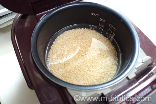 玄米　象印の炊飯器で炊く　内釜を炊飯器にセット