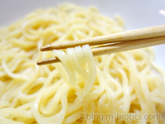 焼きそばの麺でスパゲティー　ゆであがった麺の状態