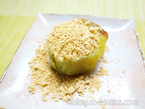 きな粉芋（さつまいものきな粉まぶし）作り工程　皿にのせた焼き芋にきな粉をかけ終えたところ　きな粉いもの完成