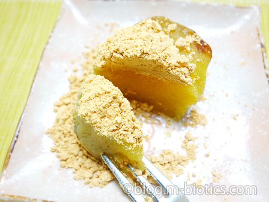 きな粉芋を食べてみる　きな粉いもをフォークに差しているところ