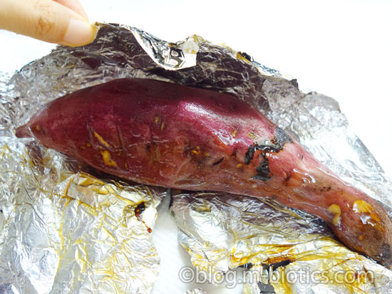 きな粉芋（さつまいものきな粉まぶし）作り工程　黒ホイルで焼いた焼き芋