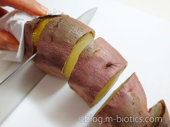 きな粉芋（さつまいものきな粉まぶし）作り工程　黒ホイルで焼いた焼き芋を厚めに切る