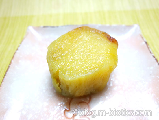 きな粉芋（さつまいものきな粉まぶし）作り工程　切った焼き芋を皿にのせたところ