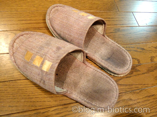 靴下の重ね履きで大きくなった足でも入るスリッパ　十年前にスーパーで購入　外観