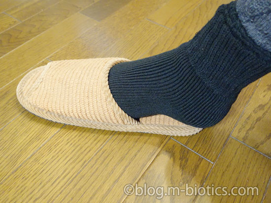 ハキハキ工房　クレオのスリッパ　インドコットン外縫い　３Lサイズ　靴下の重ね履きで大きくなった足をスリッパに差し入れているところ　つま先しか入らない