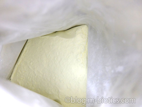 よつ葉　スキムミルク　大容量 1kg　中身の粉末