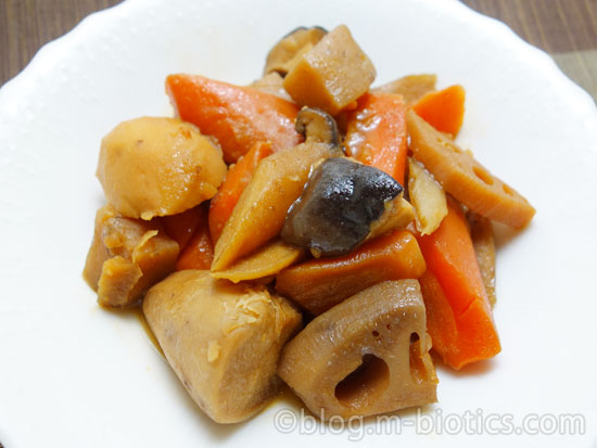 筑前煮を皿に盛ったところ
