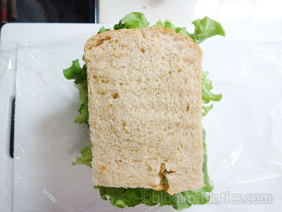 きんぴらごぼうサンドイッチ　レシピ　作り方　パンにのせたきんぴらごぼうの上にレタスをのせ、パンで挟む