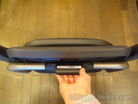 購入レビュー　パナソニックエイジフリー シャワーチェア[ユクリアAir]ミドルSPワンタッチプレミアム　PN-L41841　折りたたみ用解除レバーで椅子を折りたたんだところ