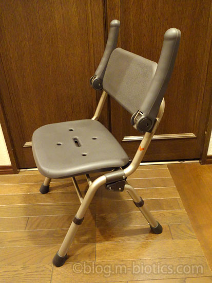 購入レビュー　パナソニックエイジフリー シャワーチェア[ユクリアAir]ミドルSPワンタッチプレミアム　PN-L41841　椅子を開いたところ　肘掛けを上げた状態