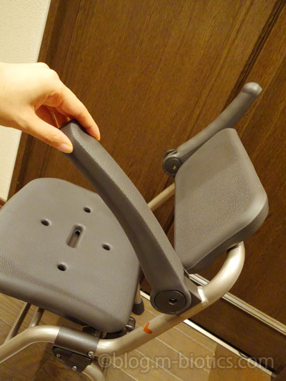 購入レビュー　パナソニックエイジフリー シャワーチェア[ユクリアAir]ミドルSPワンタッチプレミアム　PN-L41841　椅子を開いたところ　肘掛けを一つ下げる