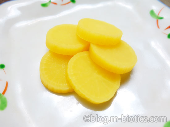 ムソー　本干　たくあん　レビュー　切ったたくあんを小皿に盛り付けたところ
