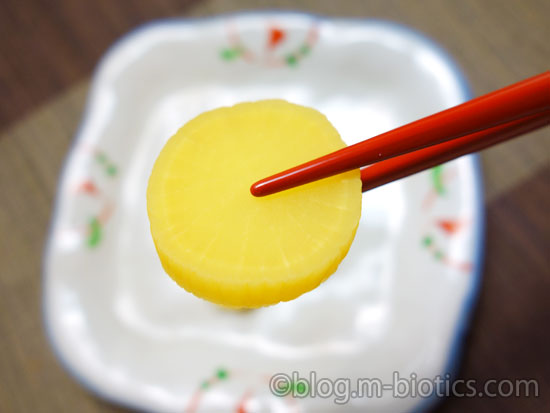 ムソー　本干　たくあん　レビュー　切ったたくあんを箸でつまんでいるところ