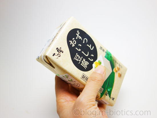 さとの雪食品　ずっとおいしい豆腐　手に持ったところ