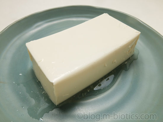 さとの雪食品　ずっとおいしい豆腐　皿に出したところ
