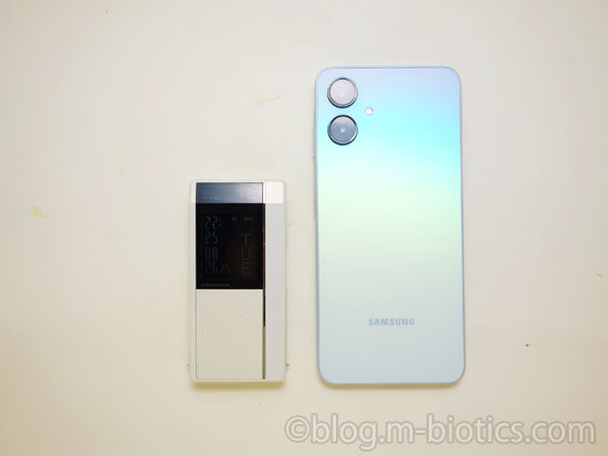 N705i ガラケー　携帯　スマホに替える　Galaxy A25 5Gと並べて撮影