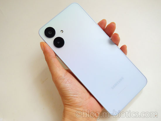Galaxy A25 5G　手に持っているところ