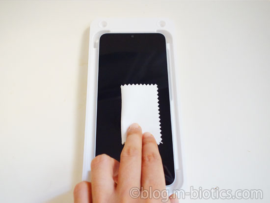 エレコム　ガラスフィルム　高透明 簡単貼付ツール　使い方　クロスでスマホを拭く