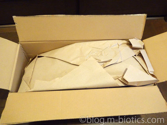 配送業者Amazon　玄関に置き配された荷物　中身の緩衝材