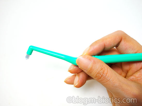 ワンタフト歯ブラシプラウト 持っているところ