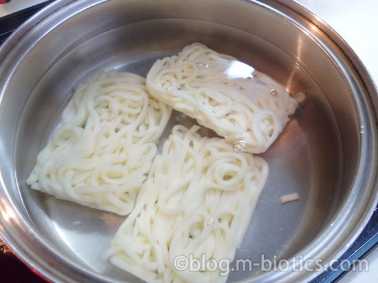 冷凍うどんをゆでる