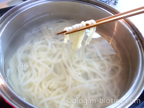 冷凍うどんをゆでる 鍋の中でほぐす