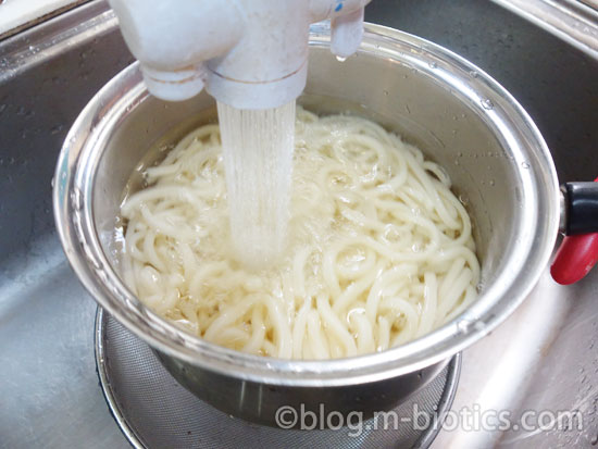 冷凍うどんをゆでる ザルで水気を切る