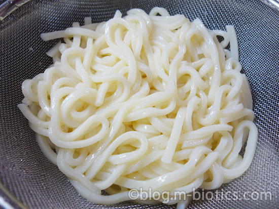 冷凍うどんをゆでる ザルで水気を切る