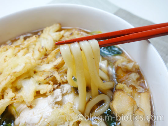 冷凍うどんで作った鍋焼きうどん 箸でもったところ