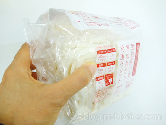 コープ 愛知県小麦きぬあかり冷凍うどん 手に掴んだところ