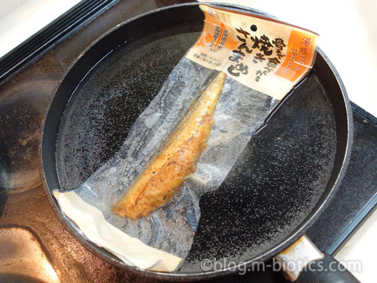 焼きサンマ飯 エビスパック 湯煎しているところ