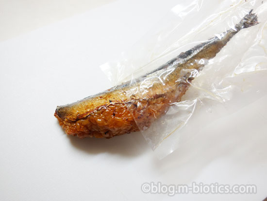 焼きサンマ飯 エビスパック パッケージからまな板に出しているところ